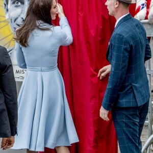 Catherine (Kate) Middleton, duchesse de Cambridge et l'artiste britannique, James Straffon, - Catherine Kate Middleton, la duchesse de Cambridge en visite au Luxembourg, le 11 mai 2017. Kate Middleton visite "l'urban-art-project "sur la place Clairefontaine lors de la célébration du 150e anniversaire de la signature du Traité de Londres.  Catherine visits an urban-art-project at Place de Clairefontaine during the celebration of the 150th anniversary of the Treaty of London, signed on 11th May 1867 in Luxembourg; on May 11, 201711/05/2017 - 