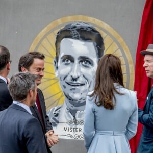 Catherine (Kate) Middleton, duchesse de Cambridge et l'artiste britannique, James Straffon, - Catherine Kate Middleton, la duchesse de Cambridge en visite au Luxembourg, le 11 mai 2017. Kate Middleton visite "l'urban-art-project "sur la place Clairefontaine lors de la célébration du 150e anniversaire de la signature du Traité de Londres.  Catherine visits an urban-art-project at Place de Clairefontaine during the celebration of the 150th anniversary of the Treaty of London, signed on 11th May 1867 in Luxembourg; on May 11, 201711/05/2017 - 