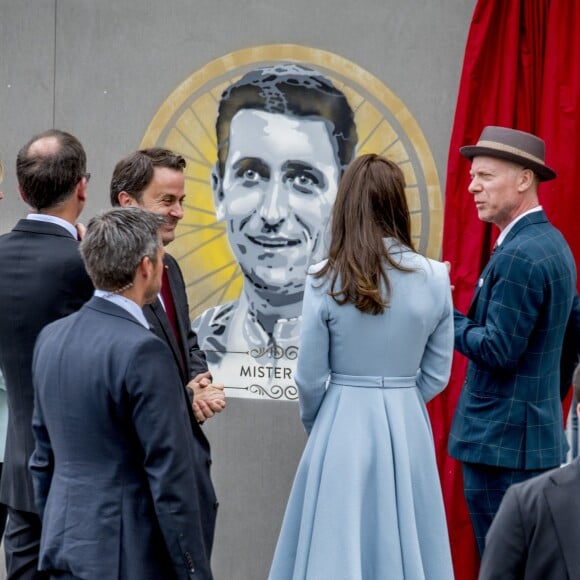 Catherine (Kate) Middleton, duchesse de Cambridge et l'artiste britannique, James Straffon, - Catherine Kate Middleton, la duchesse de Cambridge en visite au Luxembourg, le 11 mai 2017. Kate Middleton visite "l'urban-art-project "sur la place Clairefontaine lors de la célébration du 150e anniversaire de la signature du Traité de Londres.  Catherine visits an urban-art-project at Place de Clairefontaine during the celebration of the 150th anniversary of the Treaty of London, signed on 11th May 1867 in Luxembourg; on May 11, 201711/05/2017 - 