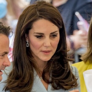 Catherine (Kate) Middleton, duchesse de Cambridge et Xavier Bettel, premier ministre du Grand-Duché de Luxembourg - Catherine Kate Middleton, la duchesse de Cambridge en visite au Luxembourg, le 11 mai 2017. Kate Middleton visite "l'urban-art-project "sur la place Clairefontaine lors de la célébration du 150e anniversaire de la signature du Traité de Londres.  Catherine visits an urban-art-project at Place de Clairefontaine during the celebration of the 150th anniversary of the Treaty of London, signed on 11th May 1867 in Luxembourg; on May 11, 201711/05/2017 - 