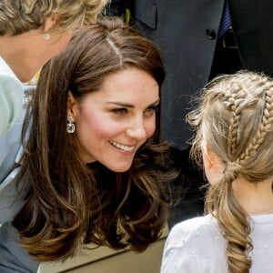 Catherine (Kate) Middleton, duchesse de Cambridge - Catherine Kate Middleton, la duchesse de Cambridge en visite au Luxembourg, le 11 mai 2017. Kate Middleton visite "l'urban-art-project "sur la place Clairefontaine lors de la célébration du 150e anniversaire de la signature du Traité de Londres.  Catherine visits an urban-art-project at Place de Clairefontaine during the celebration of the 150th anniversary of the Treaty of London, signed on 11th May 1867 in Luxembourg; on May 11, 201711/05/2017 - 