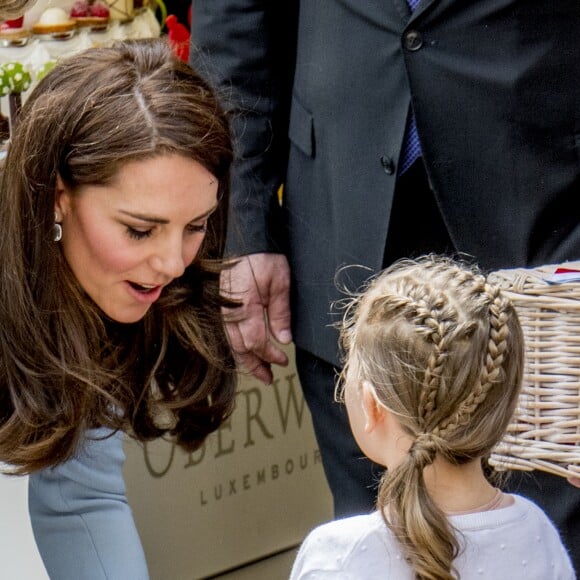 Catherine (Kate) Middleton, duchesse de Cambridge - Catherine Kate Middleton, la duchesse de Cambridge en visite au Luxembourg, le 11 mai 2017. Kate Middleton visite "l'urban-art-project "sur la place Clairefontaine lors de la célébration du 150e anniversaire de la signature du Traité de Londres.  Catherine visits an urban-art-project at Place de Clairefontaine during the celebration of the 150th anniversary of the Treaty of London, signed on 11th May 1867 in Luxembourg; on May 11, 201711/05/2017 - 