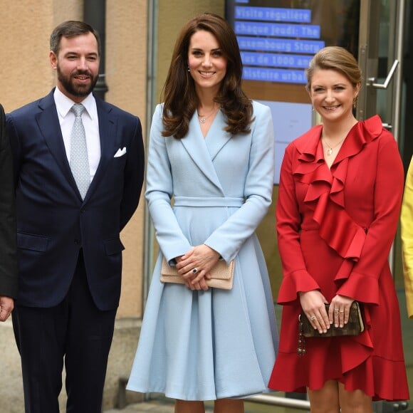 Kate Middleton, duchesse de Cambridge, entre le grand-duc héritier Guillaume et la grande-duchesse héritière Stéphanie de Luxembourg à l'occasion de sa visite au Luxembourg, le 11 mai 2017, dans le cadre de la commémoration du Traité de Londres de 1867.