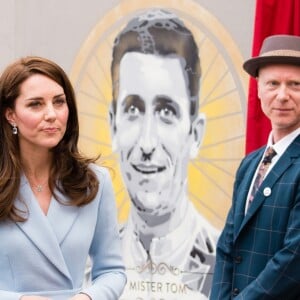 Catherine (Kate) Middleton, duchesse de Cambridge, Xavier Bettel, premier ministre du Grand-Duché de Luxembourg et l'artiste britannique James Straffon - Catherine Kate Middleton, la duchesse de Cambridge en visite au Luxembourg, le 11 mai 2017. Kate Middleton visite "l'urban-art-project "sur la place Clairefontaine lors de la célébration du 150e anniversaire de la signature du Traité de Londres.  Catherine visits an urban-art-project at Place de Clairefontaine during the celebration of the 150th anniversary of the Treaty of London, signed on 11th May 1867 in Luxembourg, on May 11, 2017.11/05/2017 - Luxembourg