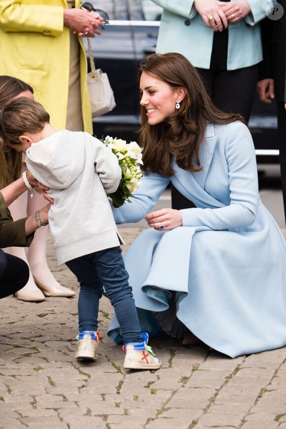 Kate Middleton, duchesse de Cambridge, face à un enfant très intimidé lors de sa visite au Luxembourg, le 11 mai 2017, dans le cadre de la commémoration du Traité de Londres de 1867.