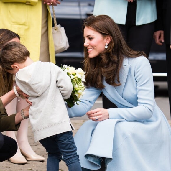 Kate Middleton, duchesse de Cambridge, face à un enfant très intimidé lors de sa visite au Luxembourg, le 11 mai 2017, dans le cadre de la commémoration du Traité de Londres de 1867.