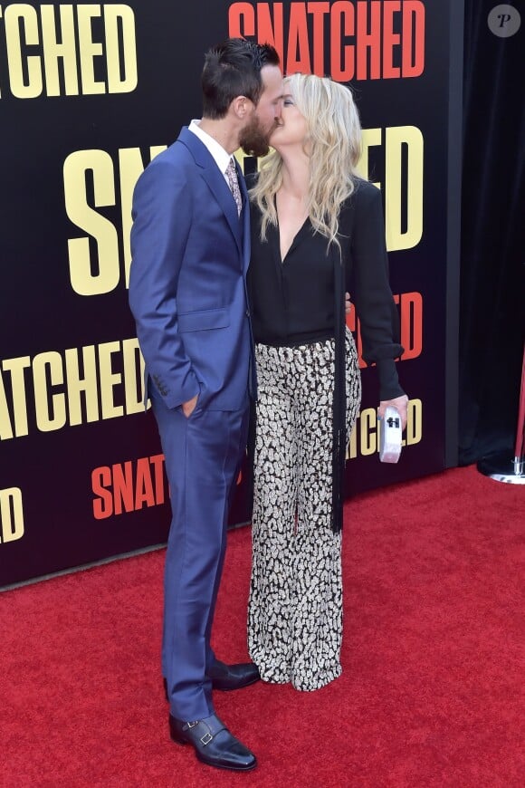 Kate Hudson et son compagnon Danny Fujikawa - Première de "Snatched" à Los Angeles le 10 mai 2017.