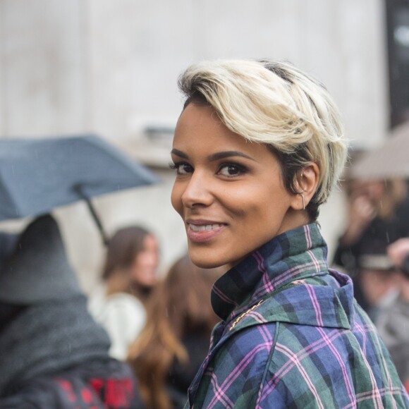 La chanteuse Shy'm quitte le défilé de mode "Véronique Leroy", collection prêt-à-porter Automne-Hiver 2017-2018 au palais de Tokyo à Paris le 4 mars 2017.