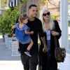 Ashlee Simpson se promène avec son mari Evan Ross et sa fille Jagger à Los Angeles le 2 avril 2017.