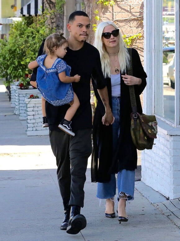 Ashlee Simpson se promène avec son mari Evan Ross et sa fille Jagger à Los Angeles le 2 avril 2017.