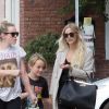 Ashlee Simpson fait du shopping avec son fils Bronx et une amie à Studio City, le 22 août 2016.