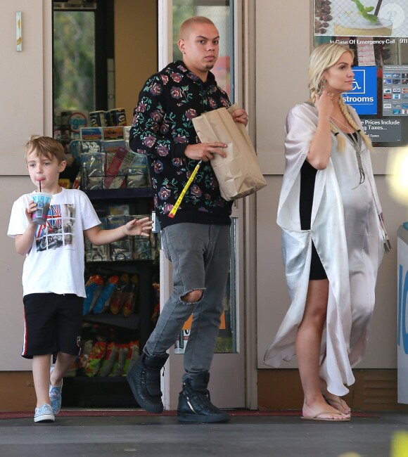 Exclusif - Ashlee Simpson, très enceinte, fait du shopping dans une station essence avec son mari Evan Ross et son fils Bronx à Calabasas, le 10 mai 2015