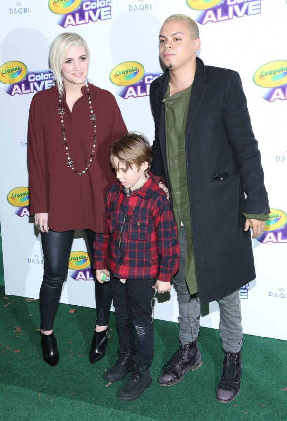 Ashlee Simpson, enceinte, avec son fils Bronx Wentz et son mari Evan Ross à l'inauguration de "Open House Gallery" à New York, le 5 février 2015