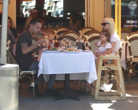 Exclusif - Ashlee Simpson est allée déjeuner avec son mari Evan Ross et sa fille Jagger au restaurant Le Petit Four à West Hollywood. Le 1er avril 2017
