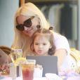 Exclusif - Ashlee Simpson est allée déjeuner avec son mari Evan Ross et sa fille Jagger au restaurant Le Petit Four à West Hollywood.Le 1er avril 2017