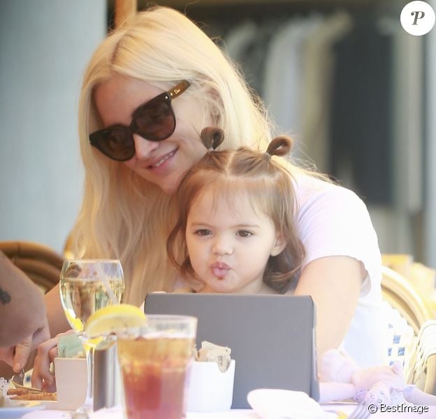 Exclusif - Ashlee Simpson est allée déjeuner avec son mari Evan Ross et sa fille Jagger au restaurant Le Petit Four à West Hollywood.Le 1er avril 2017