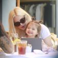 Exclusif - Ashlee Simpson est allée déjeuner avec son mari Evan Ross et sa fille Jagger au restaurant Le Petit Four à West Hollywood. Le 1er avril 2017