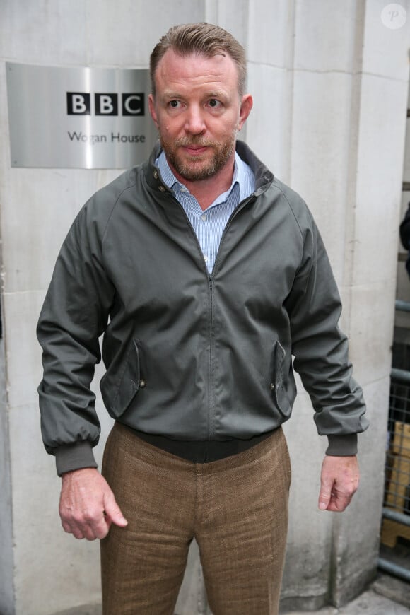 Guy Ritchie sort des studios de BBC Radio Two à Londres, le 11 mai 2017.