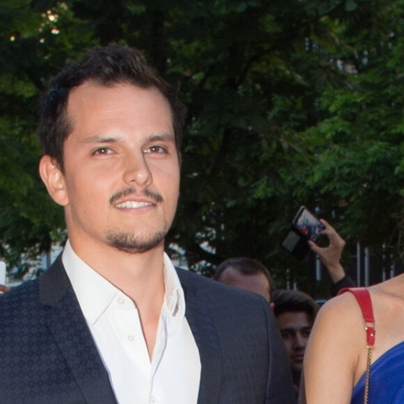 Juan Arbelaez et sa compagne Laury Thilleman (Miss France 2011) arrivent au dîner de la 7e édition du "Global Gift Gala" à Paris, le 16 mai 2017.