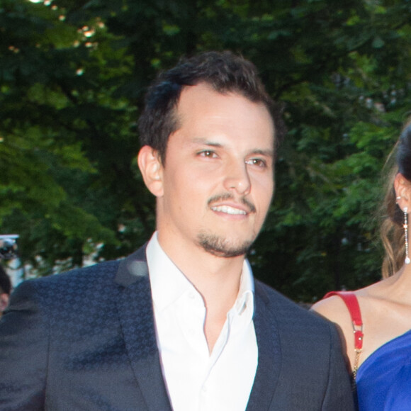 Juan Arbelaez et sa compagne Laury Thilleman (Miss France 2011) arrivent au dîner de la 7e édition du "Global Gift Gala" à Paris, le 16 mai 2017.