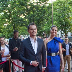 Juan Arbelaez et sa compagne Laury Thilleman (Miss France 2011) arrivent au dîner de la 7e édition du "Global Gift Gala" à Paris, le 16 mai 2017.