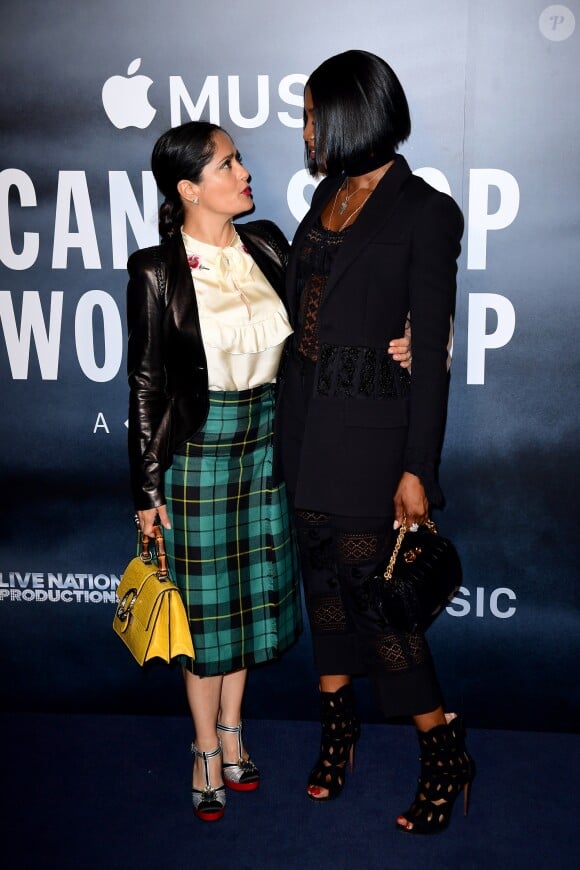 Salma Hayek et Naomi Campbell assistent à la projection de 'Can't Stop, Won't Stop: A Bad Boy Story' au cinéma Curzon Mayfair. Londres, le 17 mai 2017.