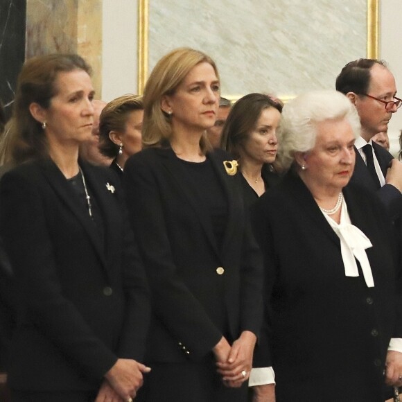 Les infantes Elena et Cristina d'Espagne, l'infante Pilar, le roi Juan Carlos d'Espagne et la reine Sofia lors de la messe de funérailles à la mémoire d'Alicia de Bourbon-Parme, célébrée le 11 mai 2017 en la chapelle royale du Palais d'Orient à Madrid.