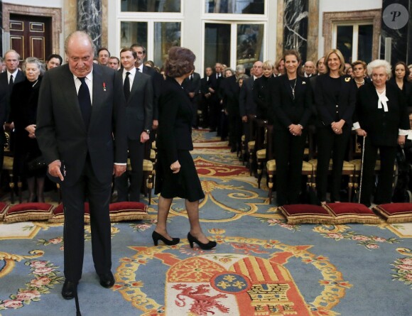 Le roi Juan Carlos Ier et la reine Sofia d'Espagne, sous le regard de leurs filles l'infante Elena et l'infante Cristina, lors de la messe de funérailles à la mémoire d'Alicia de Bourbon-Parme, célébrée le 11 mai 2017 en la chapelle royale du Palais d'Orient à Madrid.