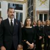 Le roi Felipe VI d'Espagne et la reine Letizia (en arrière-plan, l'infante Elena et l'infante Cristina) lors de la messe de funérailles à la mémoire d'Alicia de Bourbon-Parme, célébrée le 11 mai 2017 en la chapelle royale du Palais d'Orient à Madrid.