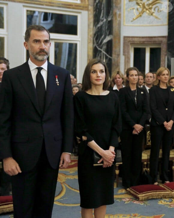 Le roi Felipe VI d'Espagne et la reine Letizia (en arrière-plan, l'infante Elena et l'infante Cristina) lors de la messe de funérailles à la mémoire d'Alicia de Bourbon-Parme, célébrée le 11 mai 2017 en la chapelle royale du Palais d'Orient à Madrid.