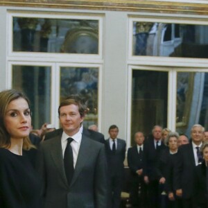 Le roi Felipe VI d'Espagne et la reine Letizia arrivent sous les yeux de l'infante Elena et de l'infante Cristina lors de la messe de funérailles à la mémoire d'Alicia de Bourbon-Parme, célébrée le 11 mai 2017 en la chapelle royale du Palais d'Orient à Madrid.