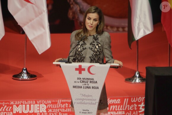 La reine Letizia d'Espagne lors d'un évènement pour la journée mondiale de la Croix Rouge et du Croissant-Rouge à Séville, le 11 mai 2017.  Queen Letizia of Spain during a Commemorative event for the World Day of the Red Cross and Red Crescent Societies in Seville on Thursday 11 May 201711/05/2017 - Séville