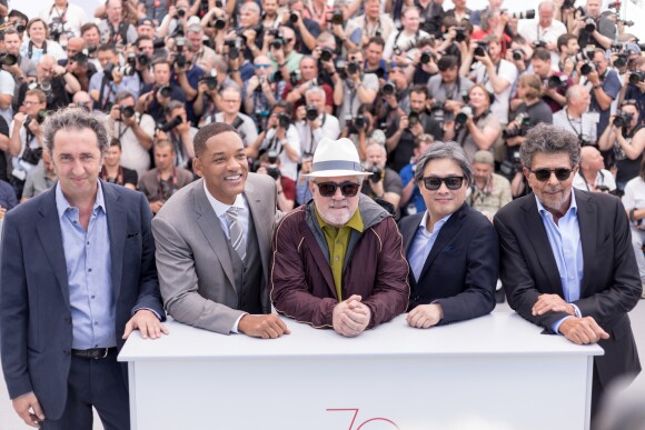 Paolo Sorrentino, Will Smith, Pedro Almodovar, président du jury, Park Chan-wook et Gabriel Yared - Photocall du Jury du 70ème festival de Cannes le 17 mai 2017 © Cyril Moreau / Bestimage