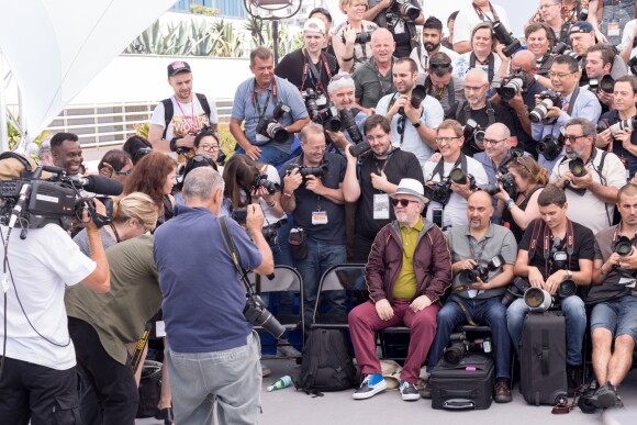 Pedro Almodovar, président du jury, au milieu des photographes. - Photocall du Jury du 70ème festival de Cannes le 17 mai 2017 © Cyril Moreau / Bestimage