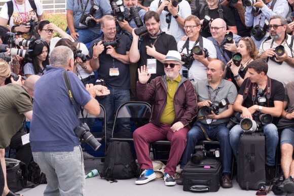 Pedro Almodovar, président du jury, au milieu des photographes. - Photocall du Jury du 70ème festival de Cannes le 17 mai 2017 © Cyril Moreau / Bestimage