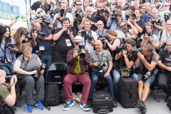 Pedro Almodovar, président du jury, au milieu des photographes. - Photocall du Jury du 70ème festival de Cannes le 17 mai 2017 © Cyril Moreau / Bestimage