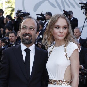 Le réalisateur Asghar Farhadi et Lily-Rose Depp - Projection du film "Les Fantômes d'Ismael" et cérémonie d'ouverture du 70e Festival de Cannes au Palais des Festivals. Cannes le 17 mai 2017.
