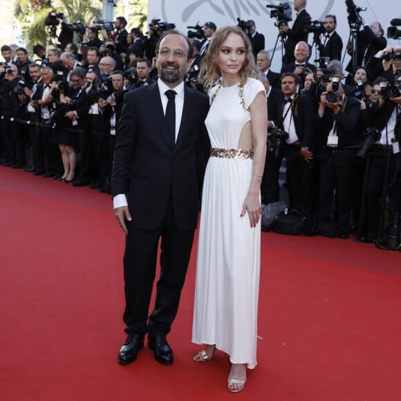 Le réalisateur Asghar Farhadi et Lily-Rose Depp - Projection du film "Les Fantômes d'Ismael" et cérémonie d'ouverture du 70e Festival de Cannes au Palais des Festivals. Cannes le 17 mai 2017.