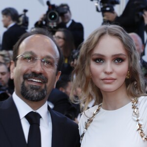 Le réalisateur Asghar Farhadi et Lily-Rose Depp - Projection du film "Les Fantômes d'Ismael" et cérémonie d'ouverture du 70e Festival de Cannes au Palais des Festivals. Cannes le 17 mai 2017.