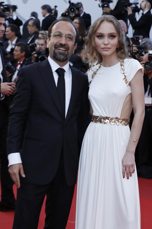 Le réalisateur Asghar Farhadi et Lily-Rose Depp - Projection du film "Les Fantômes d'Ismael" et cérémonie d'ouverture du 70e Festival de Cannes au Palais des Festivals. Cannes le 17 mai 2017.