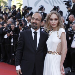 Le réalisateur Asghar Farhadi et Lily-Rose Depp - Projection du film "Les Fantômes d'Ismael" et cérémonie d'ouverture du 70e Festival de Cannes au Palais des Festivals. Cannes le 17 mai 2017.