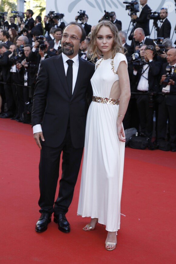 Le réalisateur Asghar Farhadi et Lily-Rose Depp - Projection du film "Les Fantômes d'Ismael" et cérémonie d'ouverture du 70e Festival de Cannes au Palais des Festivals. Cannes le 17 mai 2017.