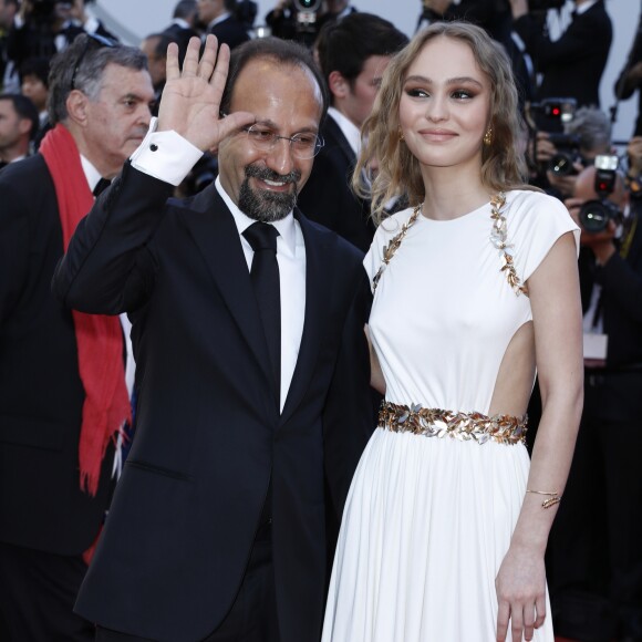 Le réalisateur Asghar Farhadi et Lily-Rose Depp - Projection du film "Les Fantômes d'Ismael" et cérémonie d'ouverture du 70e Festival de Cannes au Palais des Festivals. Cannes le 17 mai 2017.