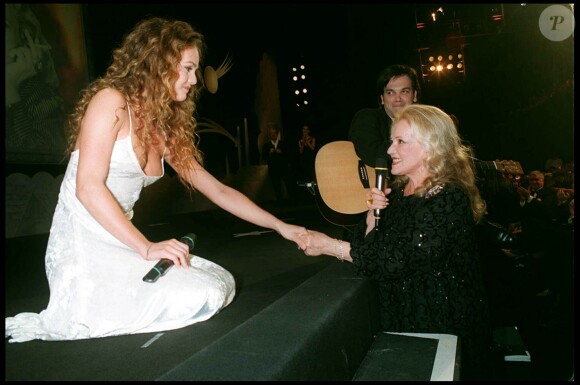 Vanessa Paradis chantant pour Jeanne Moreau lors du Festival de Cannes en 1995