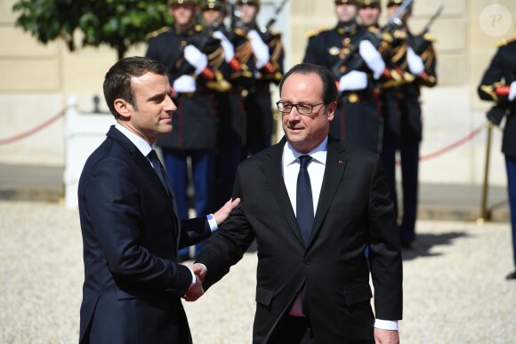 Emmanuel Macron (costume "Jonas & Cie") et François Hollande lors de la passation de pouvoir entre E.Macron et F.Hollande au palais de l'Elysée à Paris le 14 mai 2017. © Lionel Urman / Bestimage