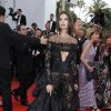 Emily Ratajkowski à la Montée des marches du film "Nelyubov" lors du 70ème Festival International du Film de Cannes. Le 18 mai 2017. © Borde-Jacovides-Moreau/Bestimage