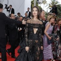 Emily Ratajkowski à Cannes : Son side-boob torride fait tourner toutes les têtes
