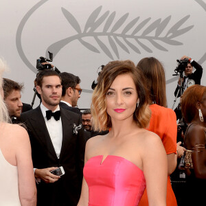 Priscilla Betti (Robe Christophe Guillarmé en faille de soie imprimée, bijoux Elsa Lee Paris et pochette Carmen Steffens) - Montée des marches du film "Nelyubov" (Loveless) lors du 70ème Festival International du Film de Cannes. Le 18 mai 2017. © Agence/Bestimage