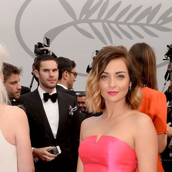 Priscilla Betti (Robe Christophe Guillarmé en faille de soie imprimée, bijoux Elsa Lee Paris et pochette Carmen Steffens) - Montée des marches du film "Nelyubov" (Loveless) lors du 70ème Festival International du Film de Cannes. Le 18 mai 2017. © Agence/Bestimage