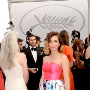 Priscilla Betti (Robe Christophe Guillarmé en faille de soie imprimée, bijoux Elsa Lee Paris et pochette Carmen Steffens) - Montée des marches du film "Nelyubov" (Loveless) lors du 70ème Festival International du Film de Cannes. Le 18 mai 2017. © Agence/Bestimage